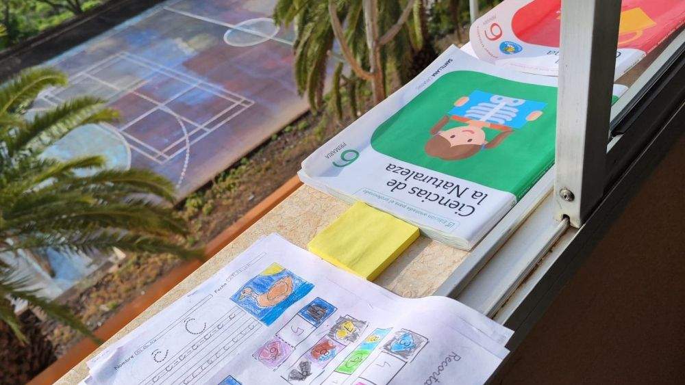 Libros mojados de alumnos del CEIP Granadilla de Abona./ Cedida