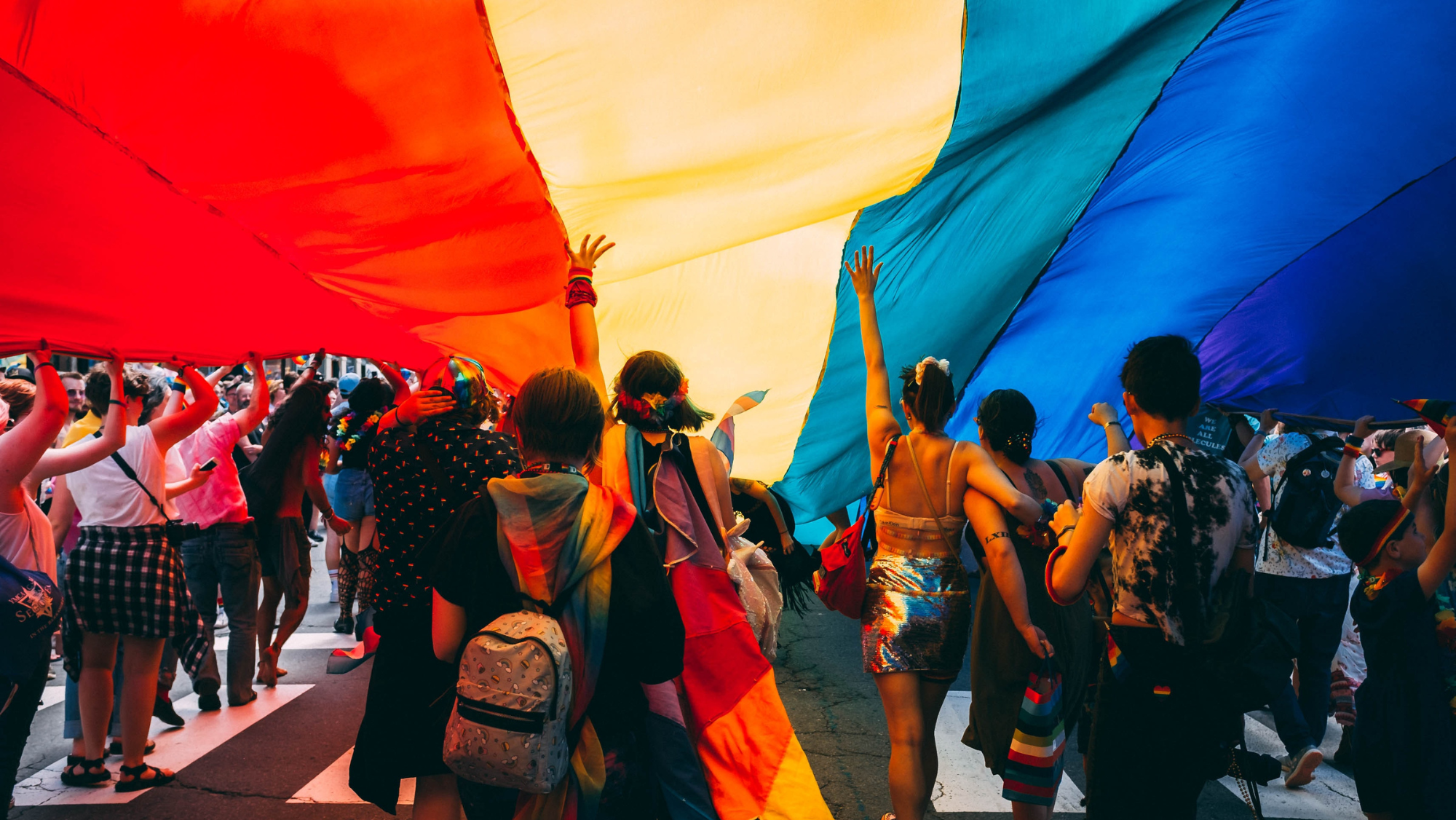 Un grupo de jóvenes en una manifestación de la comunidad LGTBI. / Unsplash