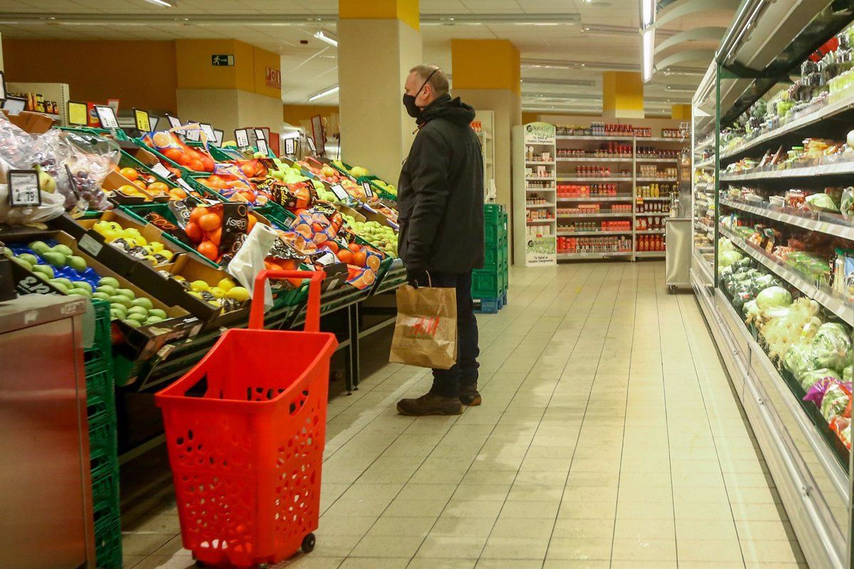 Una persona haciendo la compra en el supermercado. / Europa Press Una persona haciendo la compra en el supermercado. / Europa Press