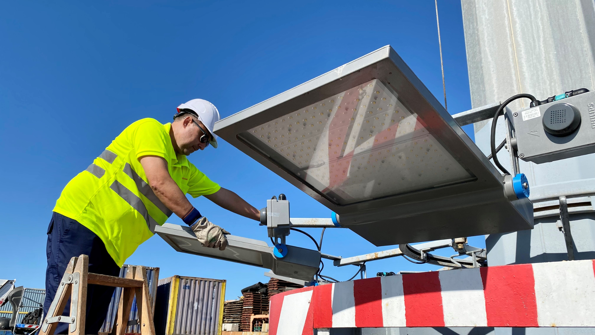 Un operario colocando las luminarias en el puerto. / Autoridad Portuaria de Las Palmas