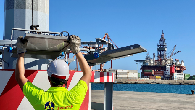 Un operario colocando las luminarias. / Autoridad Portuaria de Las Palmas Un operario colocando las luminarias. / Autoridad Portuaria de Las Palmas