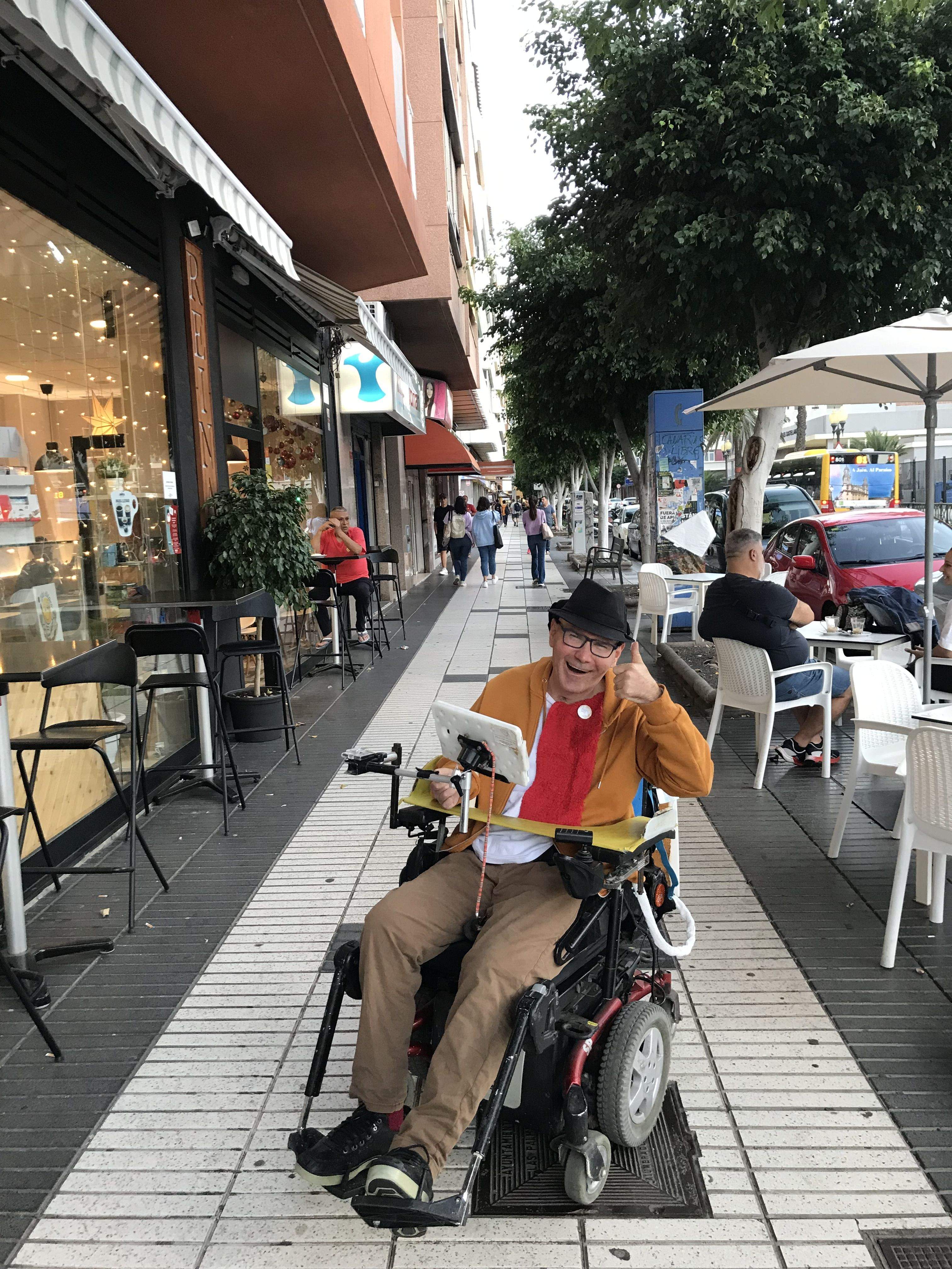 Jorge Cruz Gyorko en la acera del Paseo Tomás Morales.