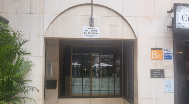 Cartel de 'no jugar en el patio' en un portal de un portal de un edificio de la calle Ruiz de Alda./ Atlántico Hoy