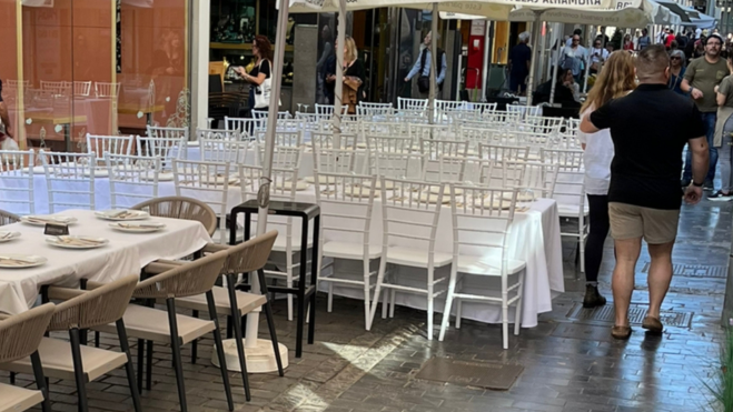 Mesas ocupando el espacio transitable de los peatones en la calle Cano durante la noche de Reyes./ Cedida