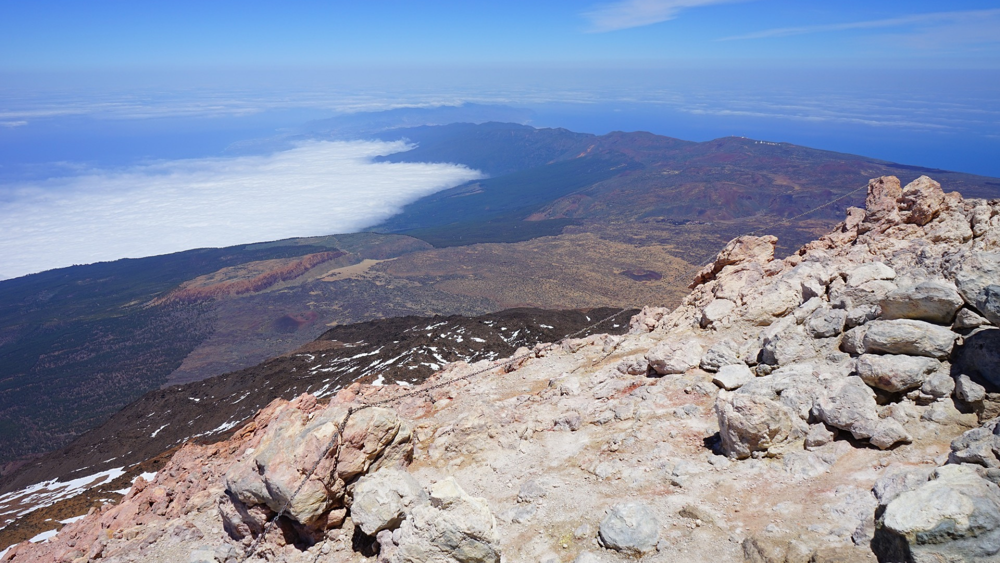 Imagen aérea desde lo alto del pico del Teide donde se pueden ver algunas de las zonas de exploración e investigación de geotermia. / Pixabay