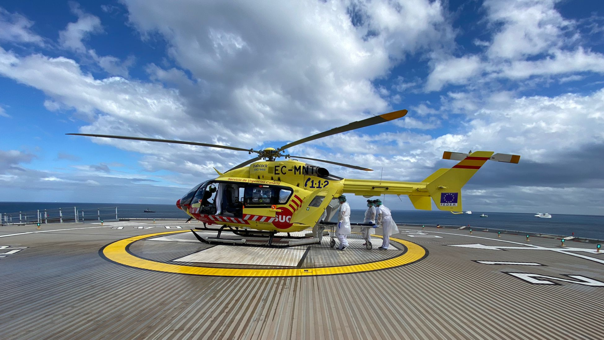 Helicóptero medicalizado en un traslado de un paciente. La sentencia del TSJC obliga a contratar más personal para los recursos aéreos. / CSIF 