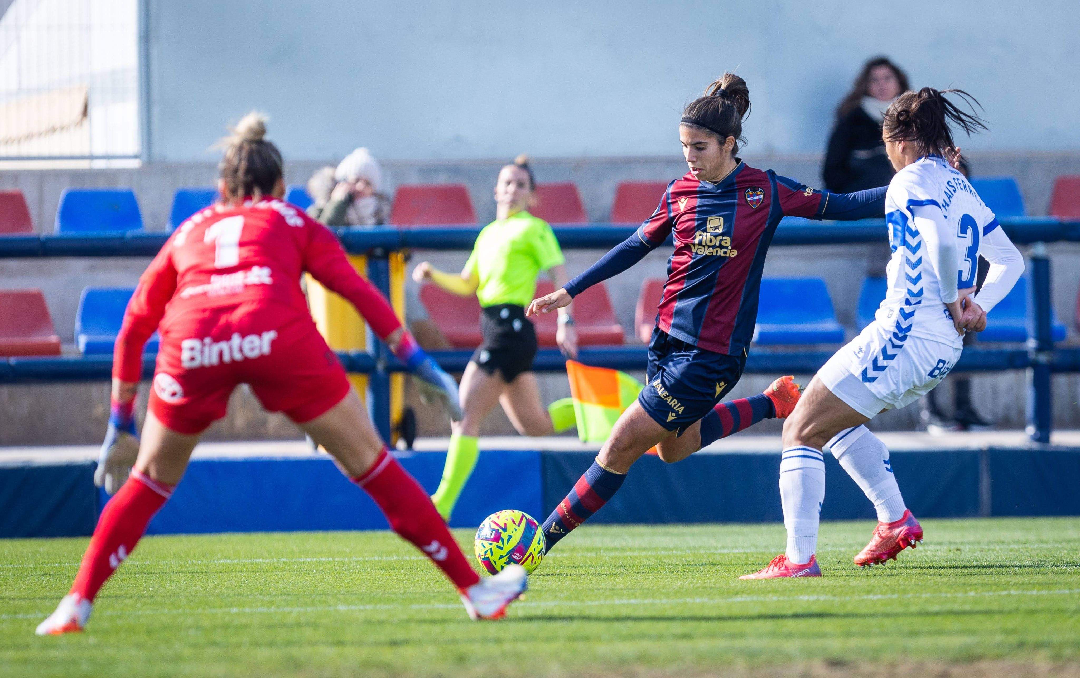 La pichchi de Liga F, Alba Redondo, frente a la debutante Thaís Ferreira y Noelia Ramos durante una jugada de la victoria 2-0 del Levante ante el Granadilla./ Twitter UD Granadilla.