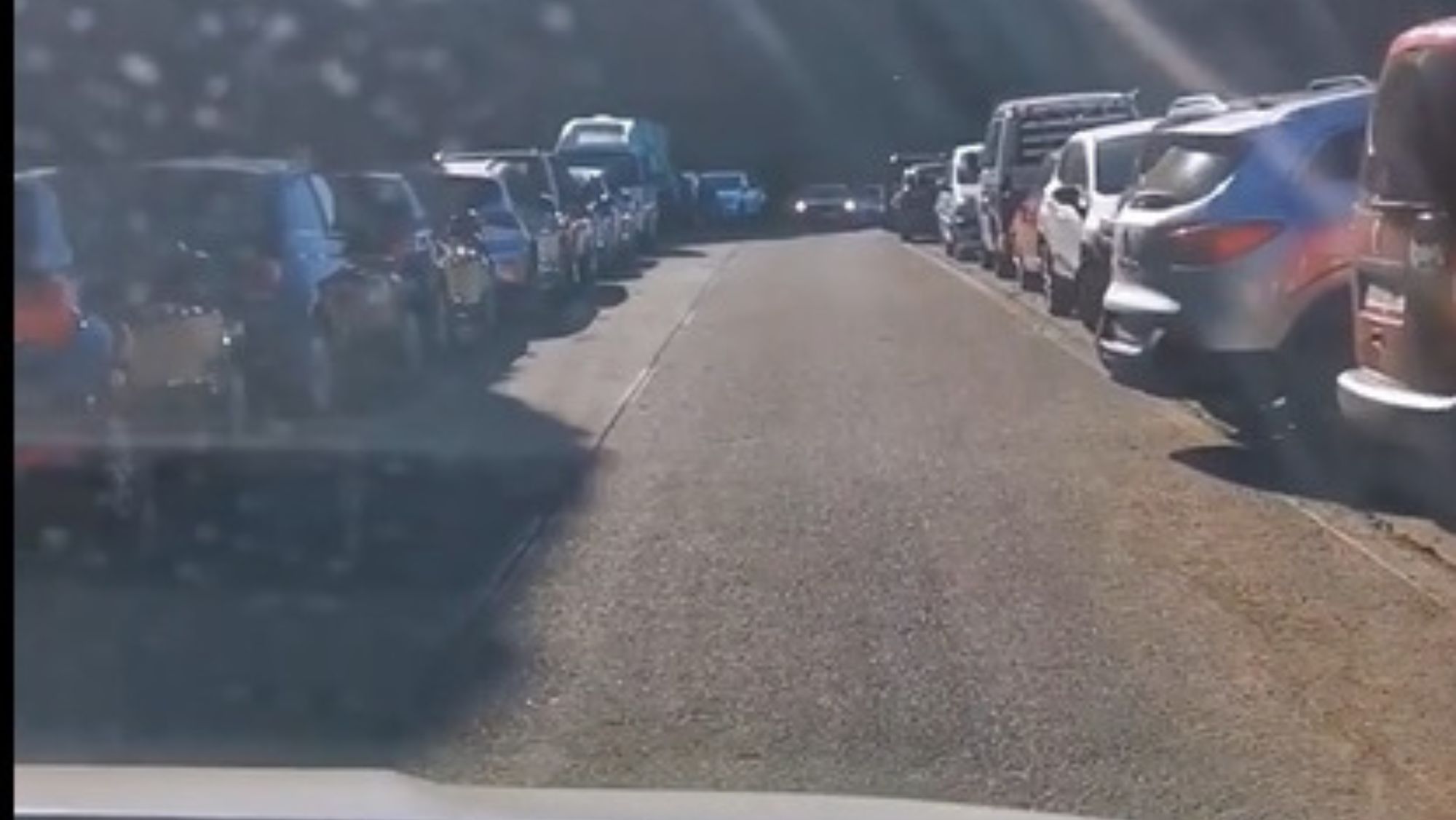 Coches mal aparcados en Roque de las Bodegas. / María del Mar Barroso Coches mal aparcados en Roque de las Bodegas. / María del Mar Barroso
