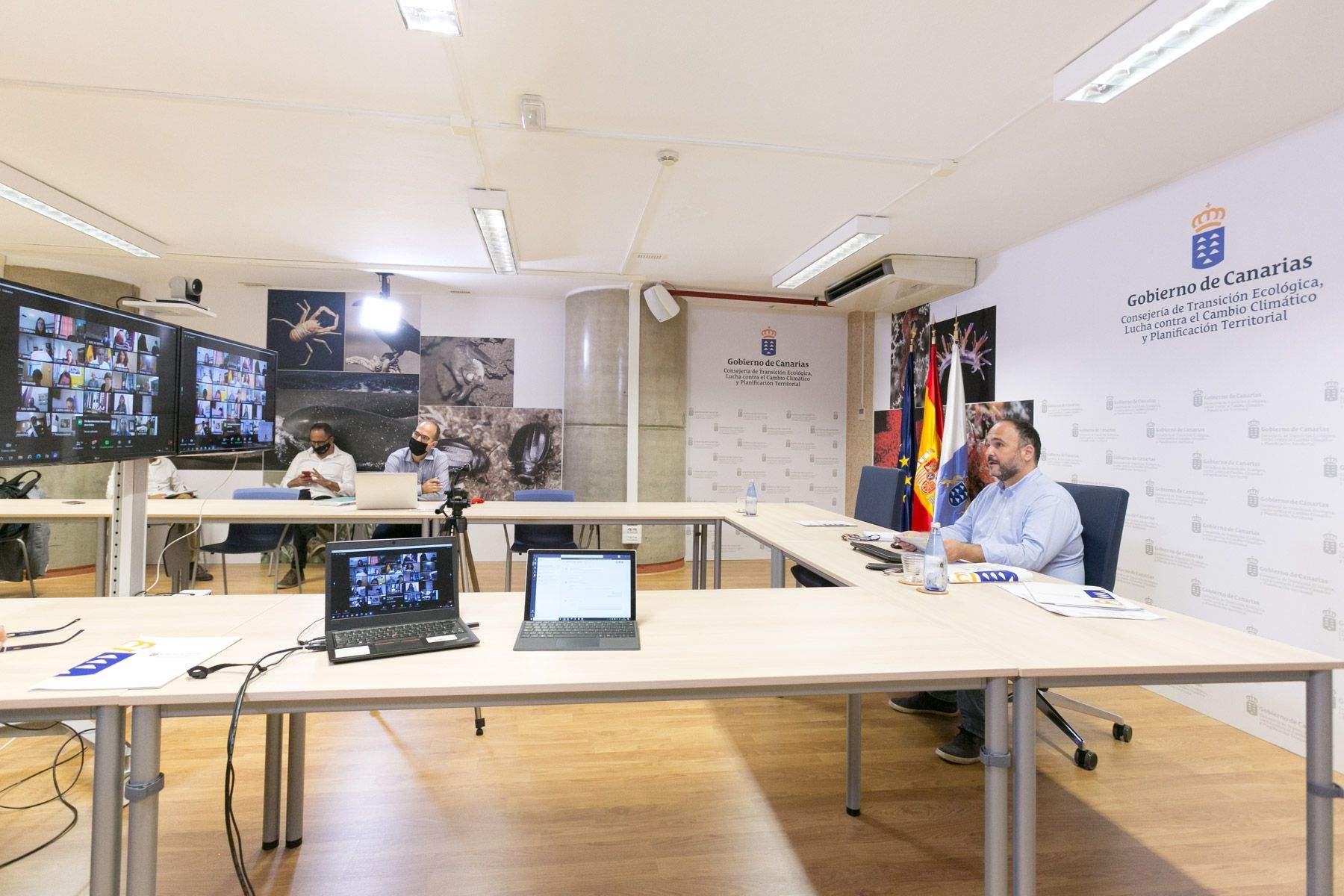 Reunion telemática del consejero de Transición Ecológica, José Antonio Valbuena, con cerca de un centenar de representantes de polígonos industriales./