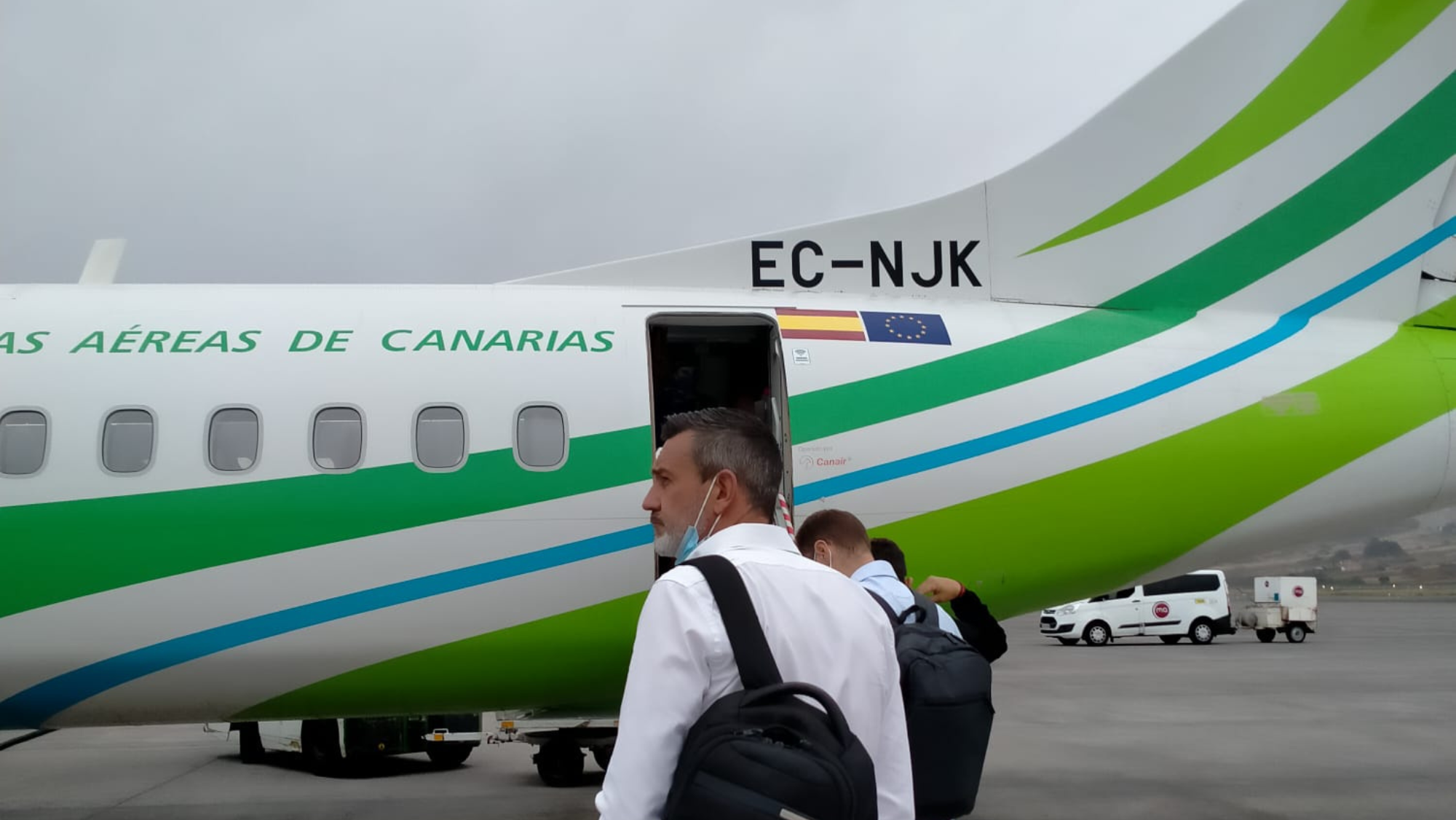 Avión de la compañía Binter con pasajeros a la espera de poder entrar. / AH