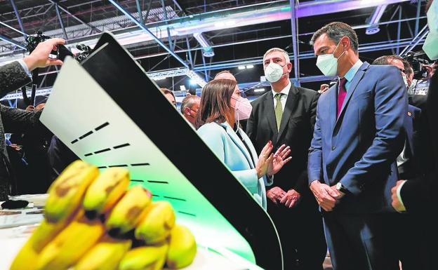 La consejera de Turismo, Yaiza Castilla, charlando con el presidente del Gobierno, Pedro Sánchez, en el pasado Fitur 2022. /Efe
