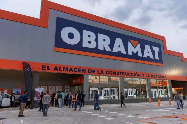 Almacén de Obramat. / AH