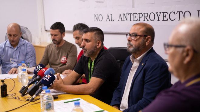Rueda de prensa en la sede de CSIF de Las Palmas de Gran Canaria. / EFE / Ángel Medina