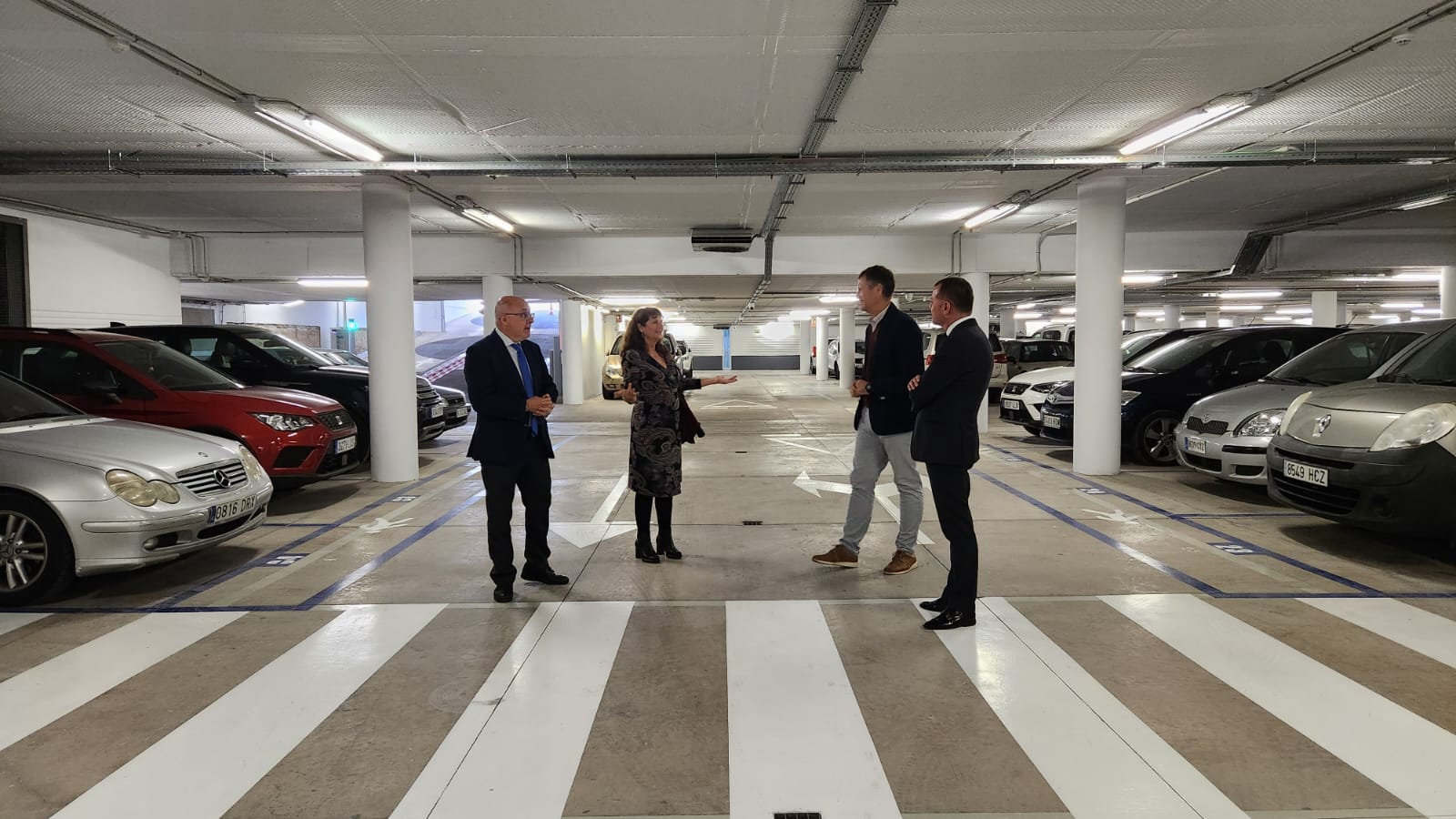 Antonio Morales, Conchi Monzón, Ezequiel Osorio y Teodoro Sosa dialogan en el parquin del Cabildo. / AH