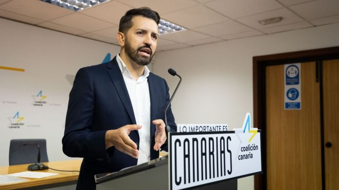 El portavoz de CC en el Ayuntamiento de La laguna y candidato a la alcaldía, Jonathan Domínguez,, en rueda de prensa. / Cedida