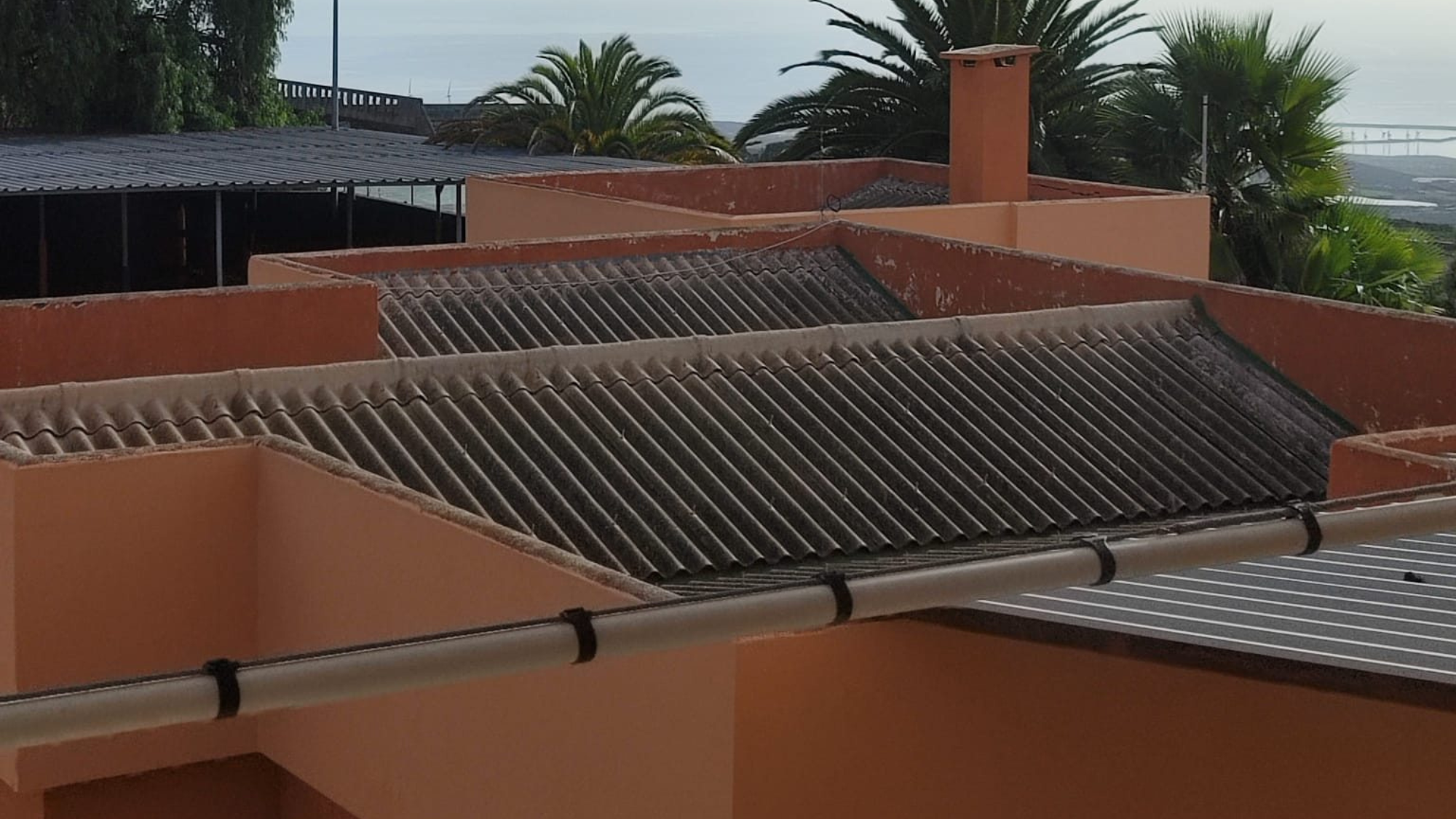 Cubiertas de uralita (amianto) en el gimnasio del CEIP Granadilla de Abona./ AMPA