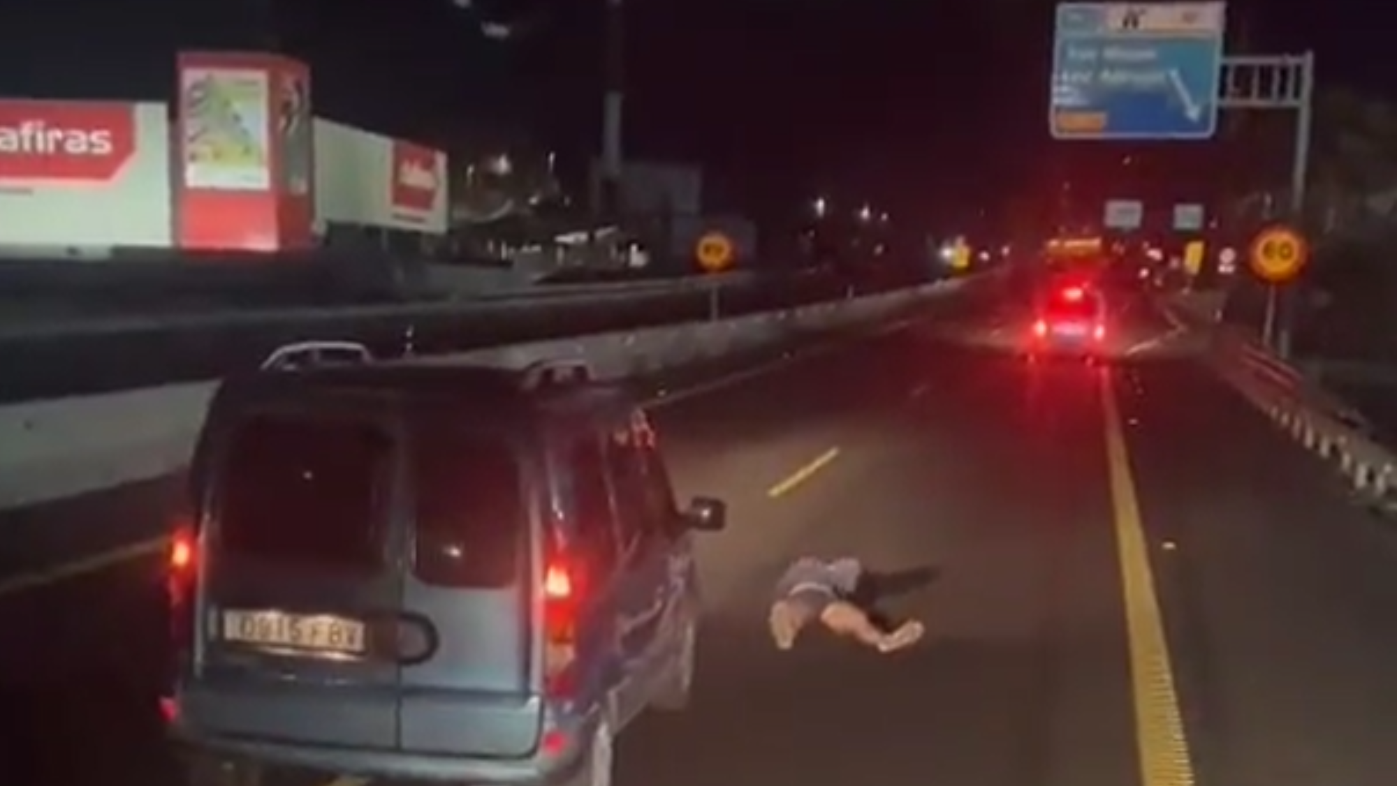 Un hombre haciendo "la croqueta" en la autopista sur de Tenerife (TF-1)./ Redes
