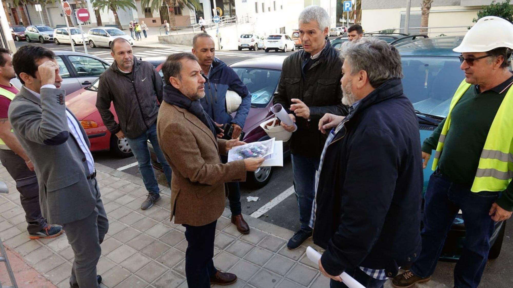 El alcalde de Santa Cruz de Tenerife, visitó la sobras de las nuevas viviendas en Santa María del Mar. / Cedida