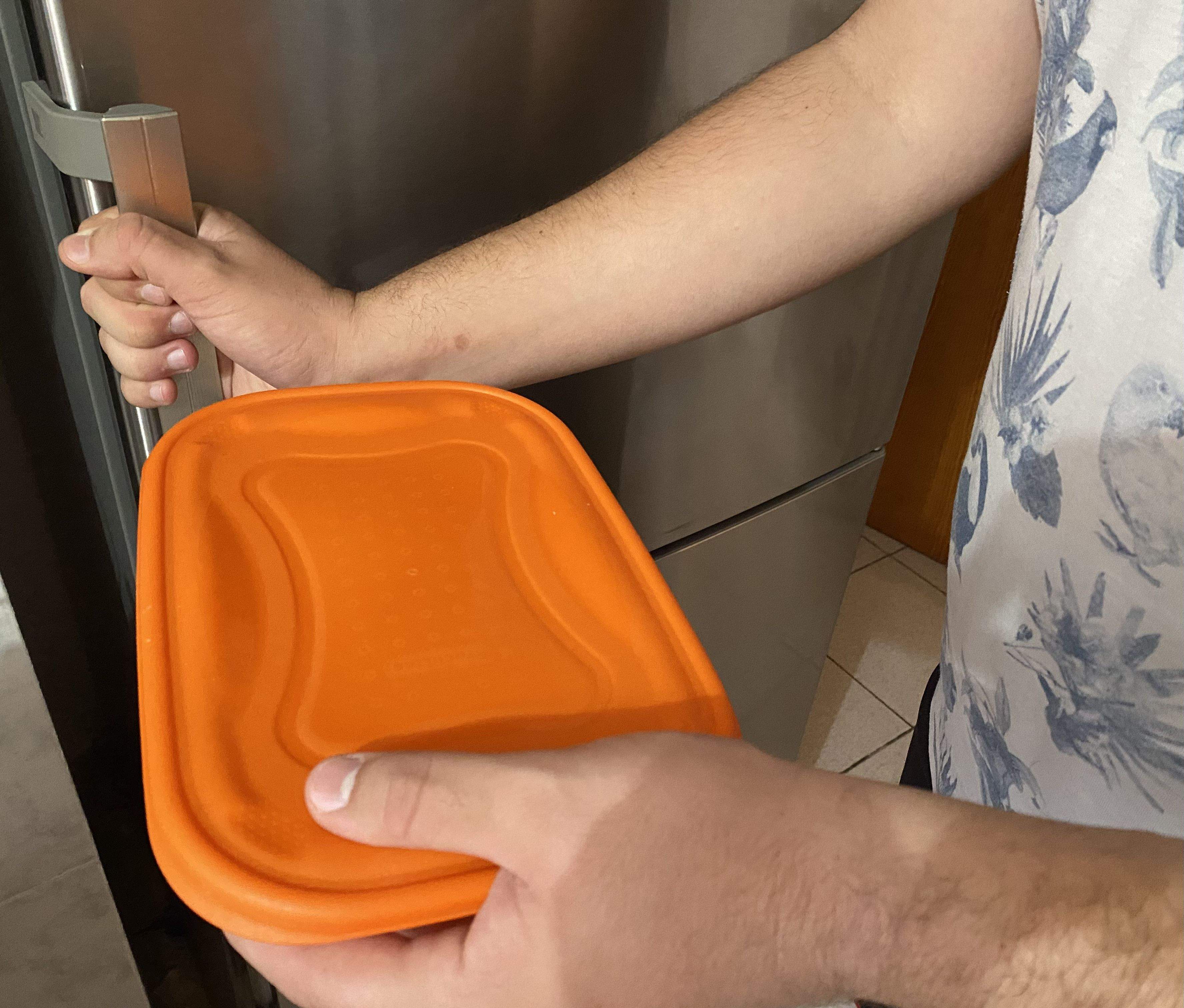 Una persona utilizando un táper en su domicilio. / AH