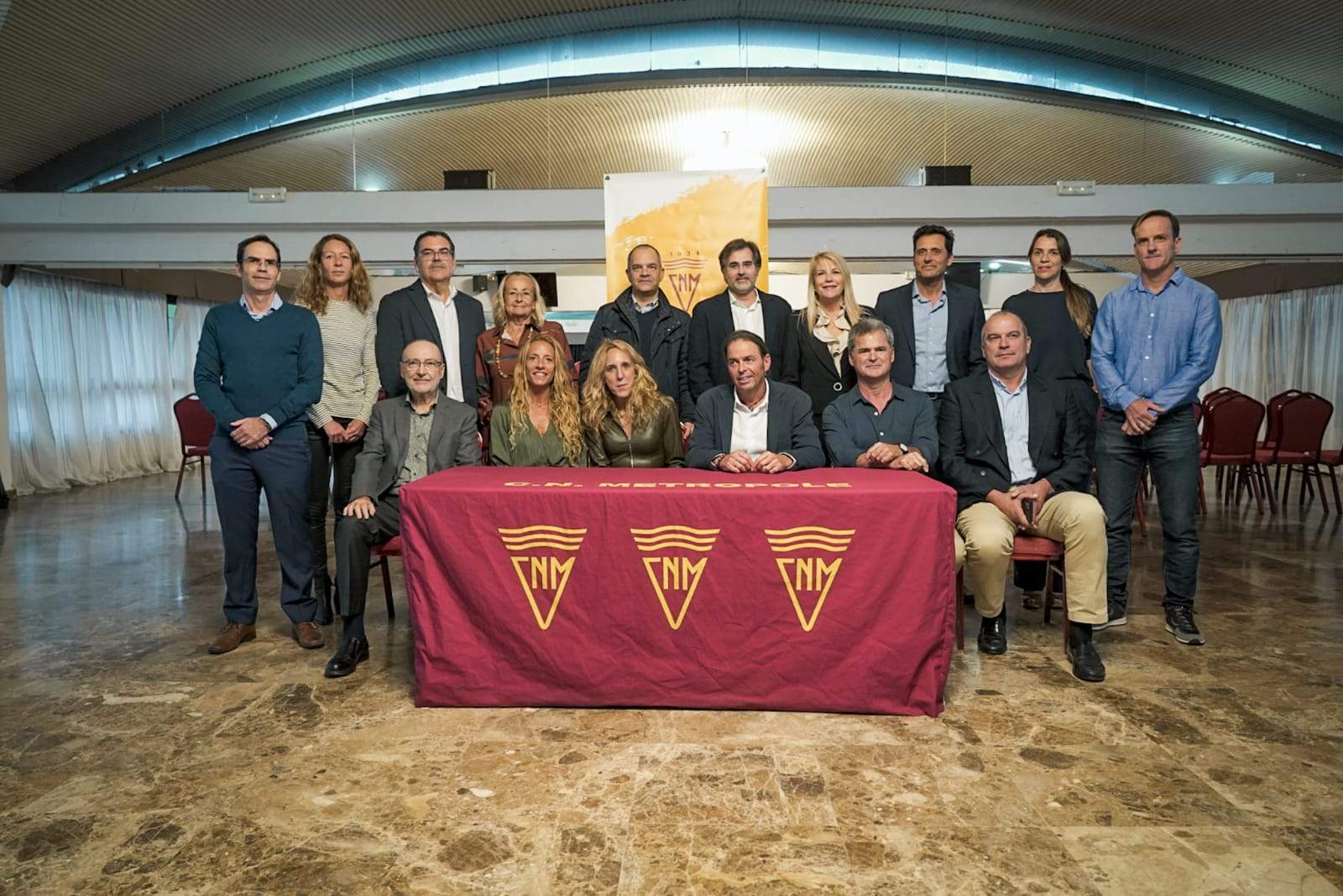 Antonio Santana (tercero por la derecha en la fila de abajo) es el nuevo presidente del CN Metropole. / CN Metropole