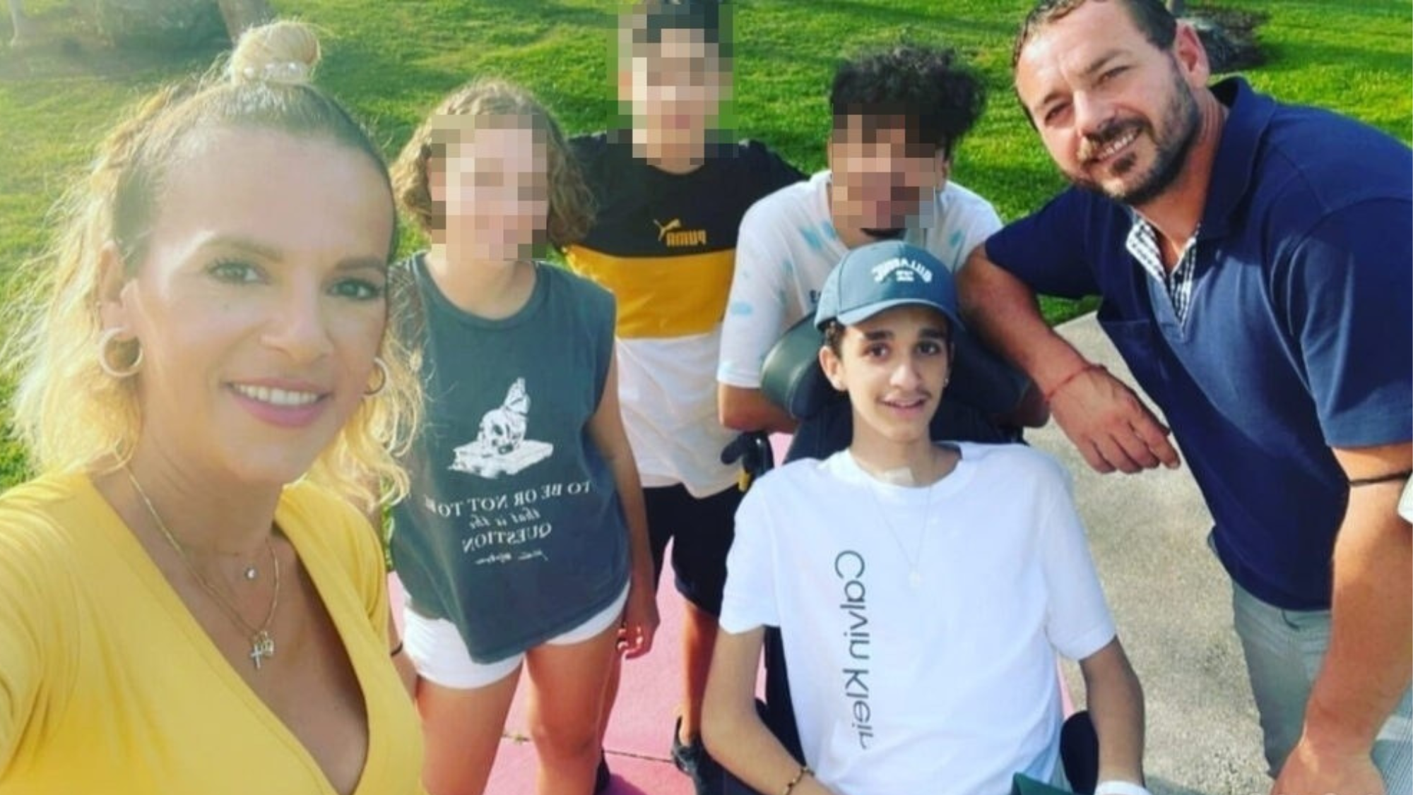 Sentado en la silla de ruedas, el joven Hugo junto a sus familiares. A la izquierda, su madre Jennifer de la Rosa./ Jennifer de la Rosa