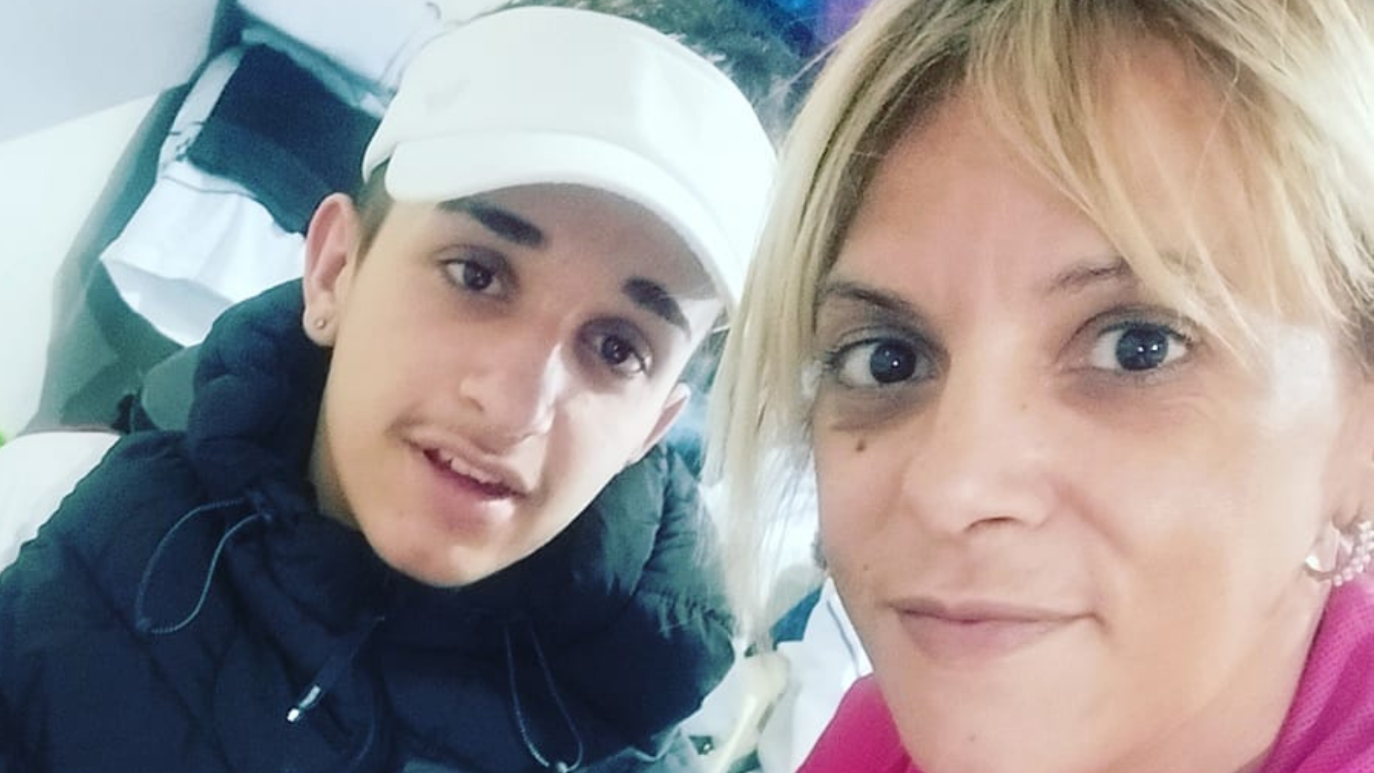 Hugo con su madre, Jennifer de la Rosa./ Jennifer de la Rosa