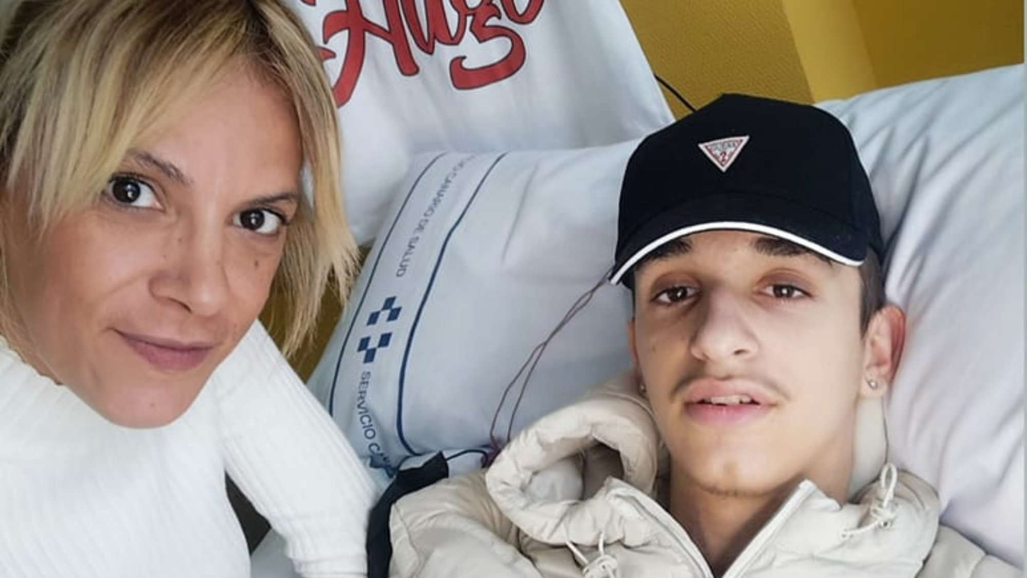 Jennifer de la Rosa y su hijo Hugo, que en julio quedó tetrapléjico tras tirarse al mar en Güímar./ Jennifer de la Rosa