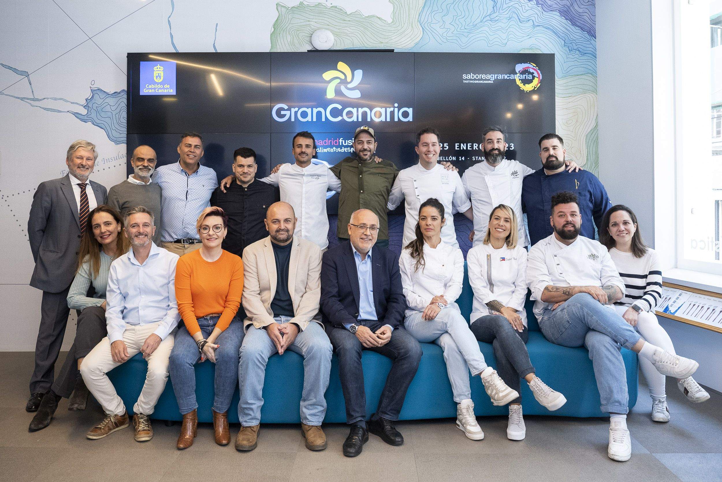 Los cocineros grancanarios que pasan por Madrid Fusión posan junto a Antonio Morales y Carlos Álamo. / Turismo de Gran Canaria