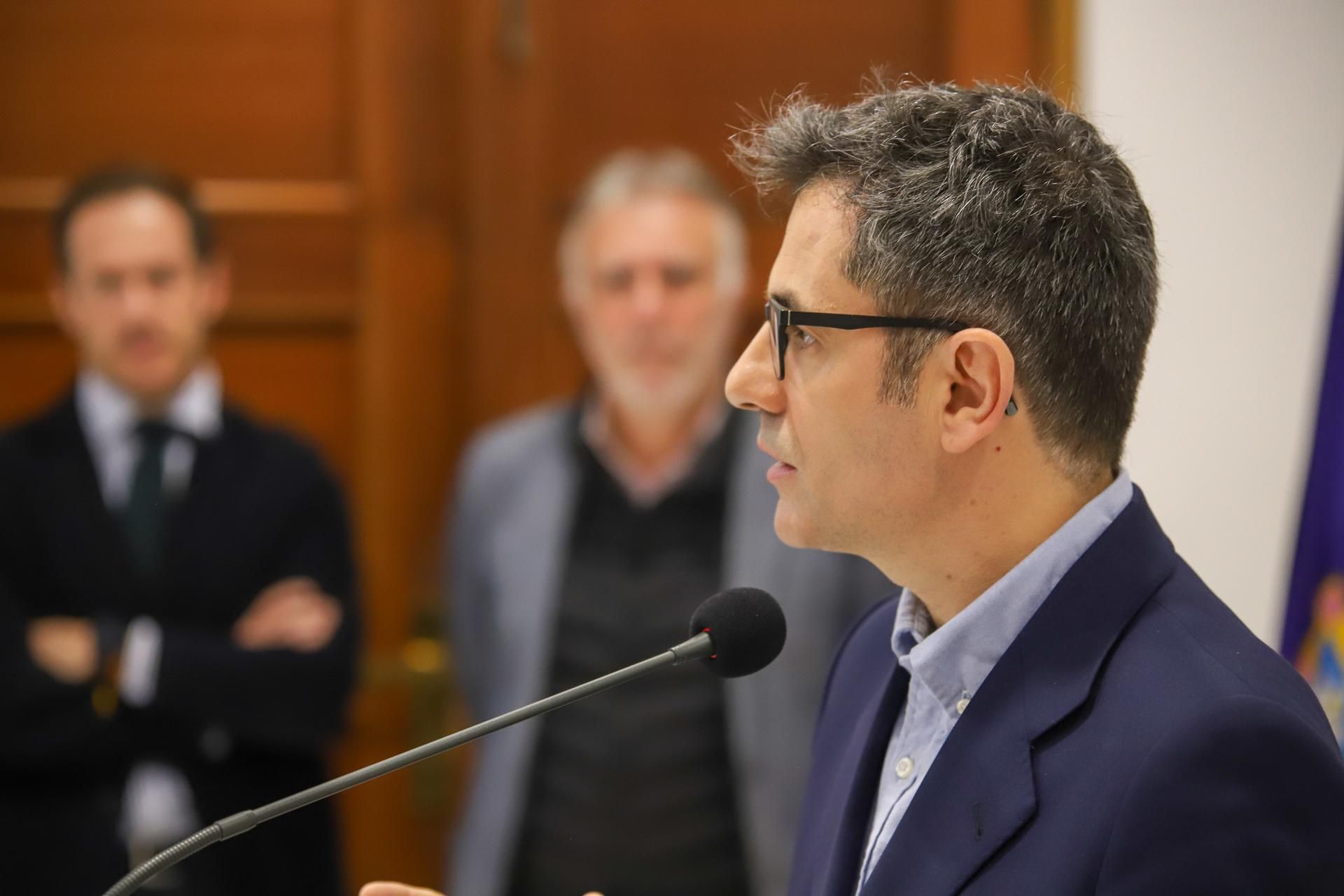  El ministro de Presidencia, Félix Bolaños, atendiendo a los medios de comunicación en La Palma./ EFE - Luis G Morera