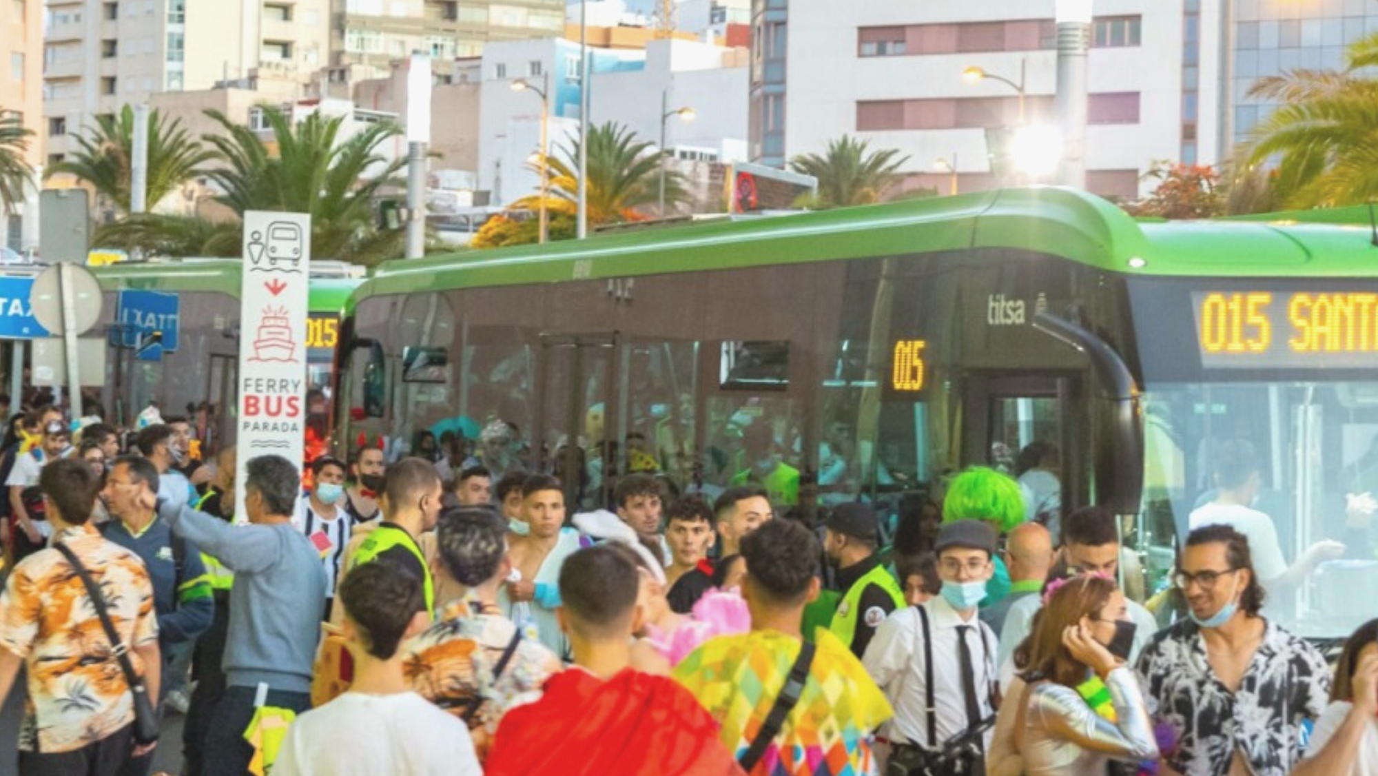 Servicio de Titsa en un día de Carnaval. Los trabajadores han anunciado una huelga en fechas que coinciden con esta fiesta. / Titsa