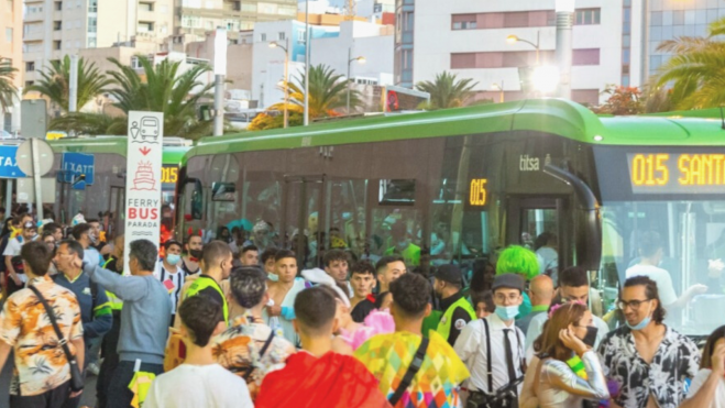 Servicio de Titsa en un día de Carnaval. Los trabajadores han anunciado una huelga en fechas que coinciden con esta fiesta. / Titsa