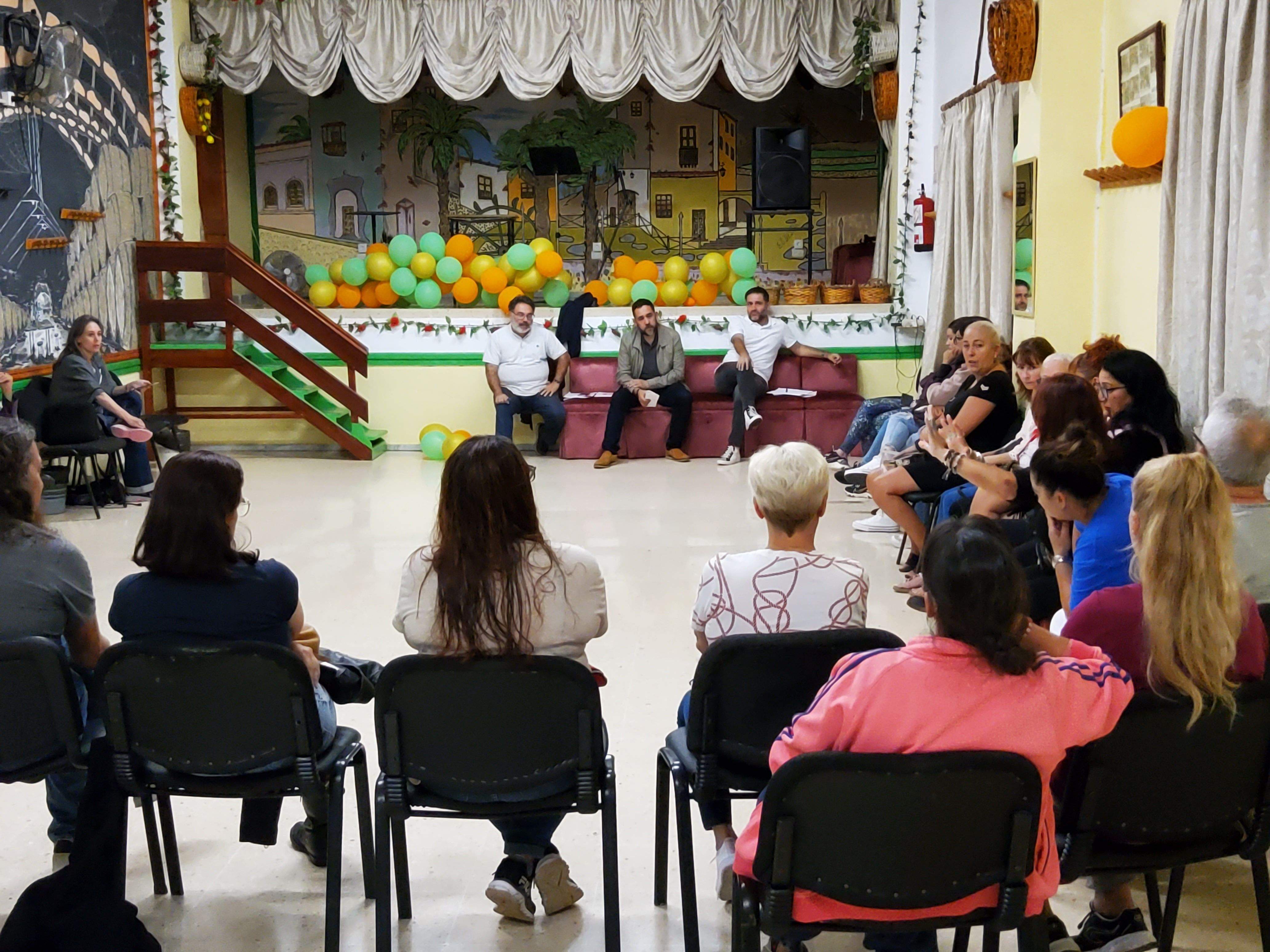 Reunión con las familias del grupo de 119 viviendas de San Matías. / Ayuntamiento de La Laguna