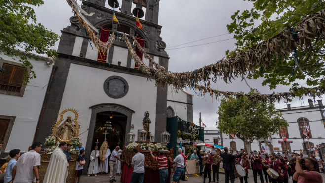 Procesión saliendo de la iglesia de Firgas. / Ayuntamiento de Firgas