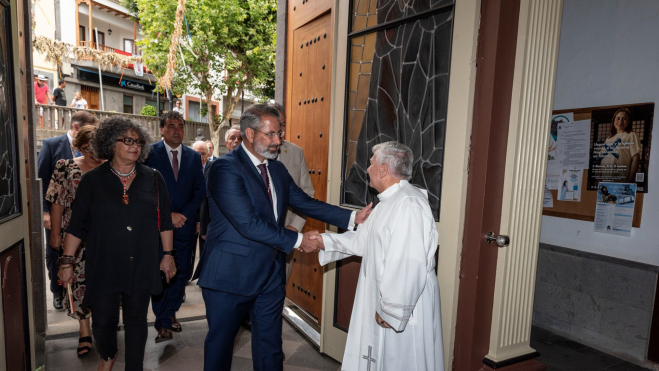 Jaime Hernández saluda al párroco de la iglesia de Firgas. / Ayuntamiento de Firgas