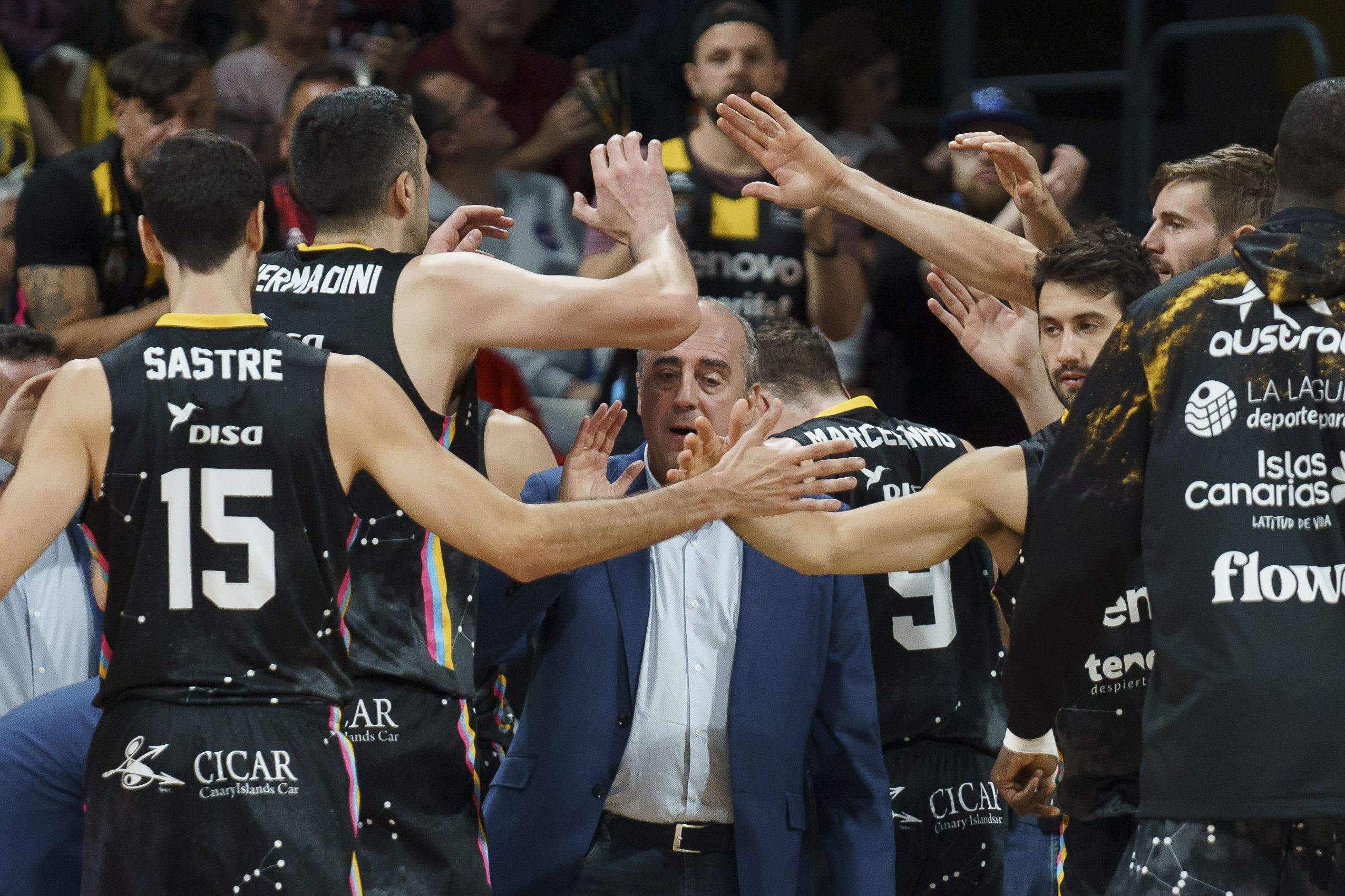 Vidorreta felicita a sus jugadores tras conseguir la cuarta plaza que asegura al CB Canarias la condición de cabeza de serie en el sorteo de Copa del Rey./ EFE.