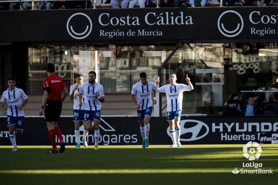 Garcés señala al cielo en la celebración del gol de la victoria del CD Tenerife en Cartagena./ LaLiga. Garcés señala al cielo en la celebración del gol de la victoria del CD Tenerife en Cartagena./ LaLiga.