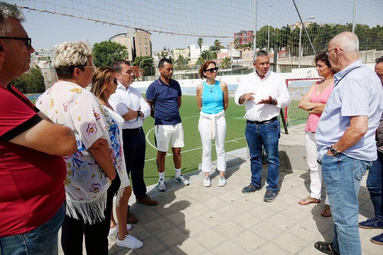 Los concejales de Santa Cruz Dámaso Arteaga y Alicia Cebrián presentan el proyecto en el campo de fútbol de Las Delicias./ Los concejales de Santa Cruz Dámaso Arteaga y Alicia Cebrián presentan el proyecto en el campo de fútbol de Las Delicias./