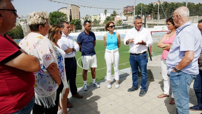 Los concejales de Santa Cruz Dámaso Arteaga y Alicia Cebrián presentan el proyecto en el campo de fútbol de Las Delicias./