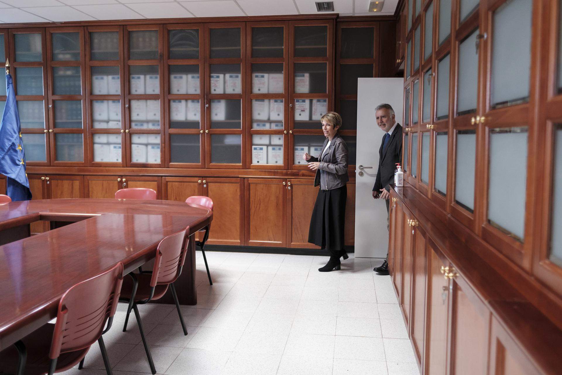 El presidente de Canarias, Ángel Víctor Torres, y la consejera de Economía y Empleo, Elena Máñez, inauguraron este lunes la sede de la Dirección General de Trabajo en Las Palmas de Gran Canaria./ EFE - Ángel Medina G.
