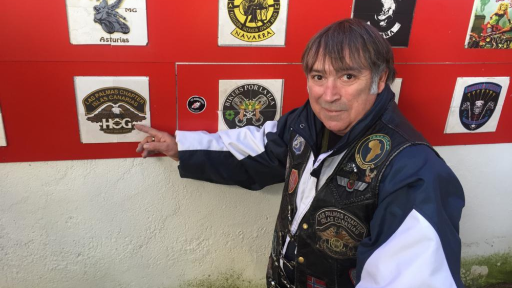 Gabriel Juesas junto al logo de su club de Harleys, HOG Las Palmas Chapter, en Motauros 2023./ Cedida