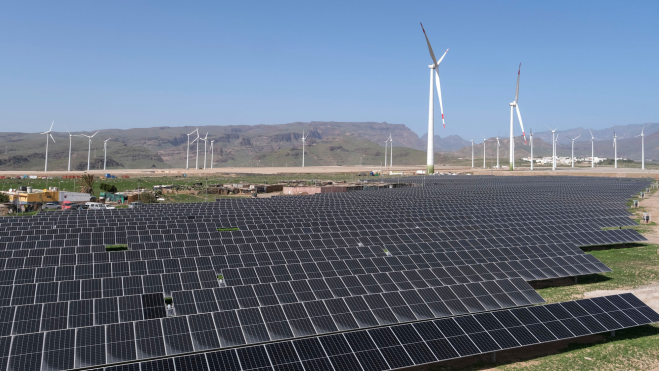 Imagen de placas fotovoltaicas y molinos eólicos./ Cabildo de Gran Canaria