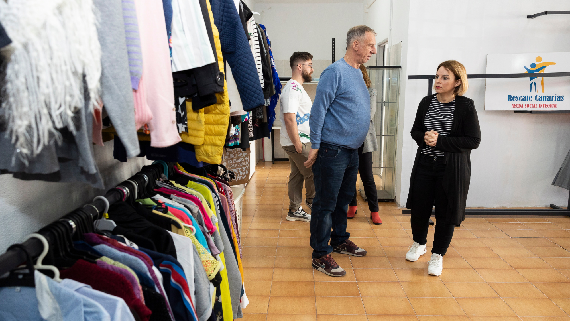 Santana visita el comedor social de la asociación Rescate Juvenil en Las Palmas de Gran Canaria./ EFE. Quique Curbelo