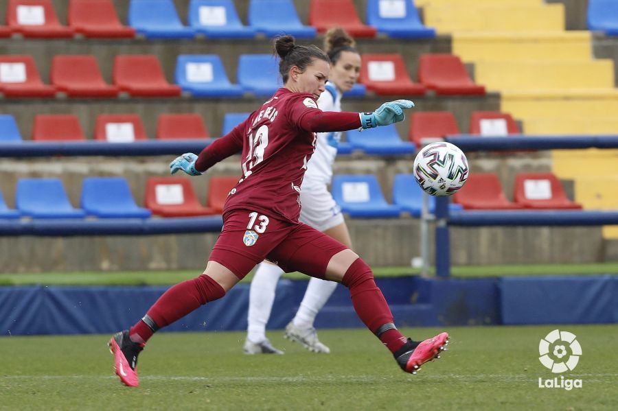 Aline Reis saca de portería en un partido de su primera etapa en el Granadilla./ LaLiga.