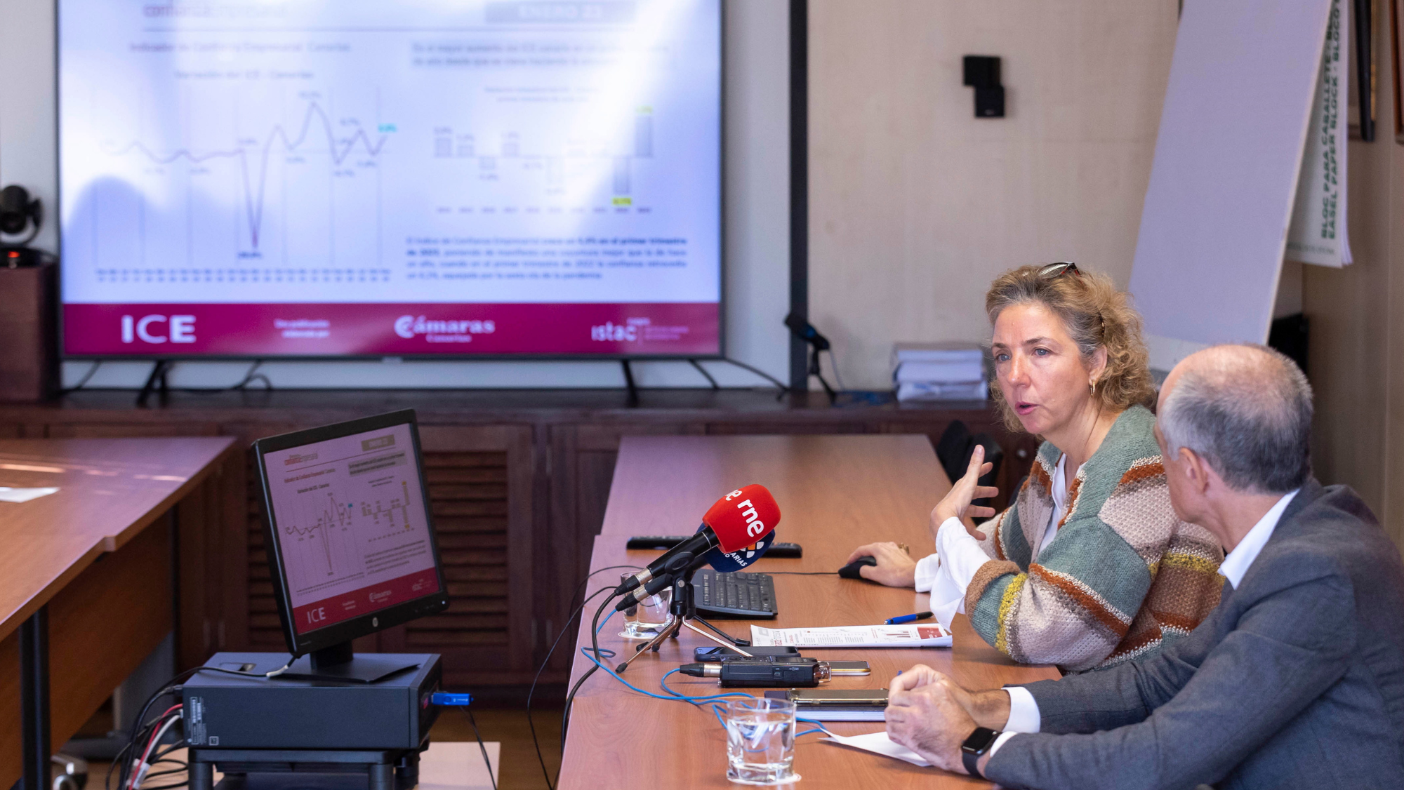 El presidente de la Cámara de Comercio de Santa Cruz de Tenerife, Santiago Sesé, y la directora general de la entidad cameral, Lola Pérez.Miguel Barreto (EFE)