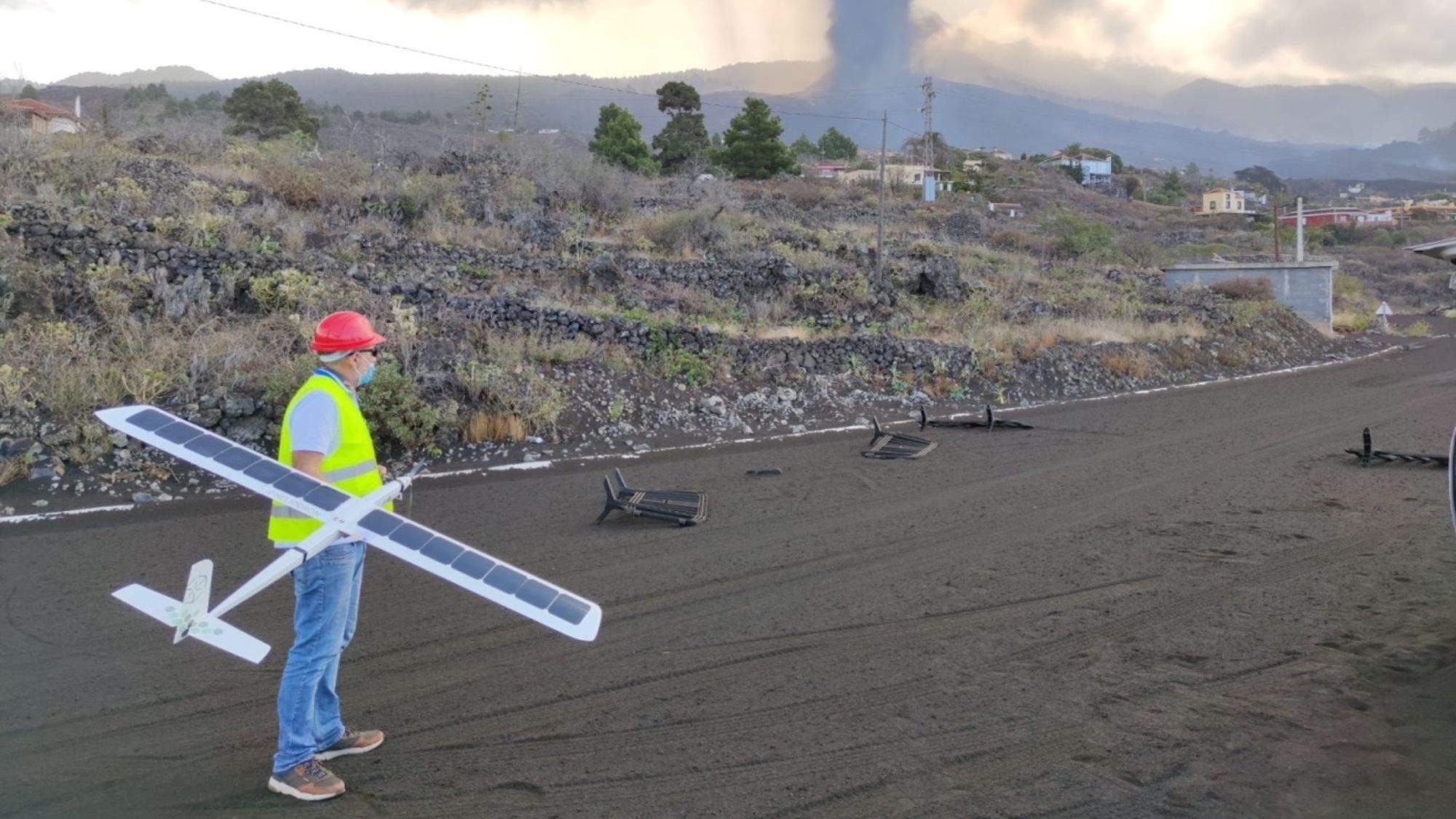 Un técnico del ITER con un avión solar en La Palma. / Cedida