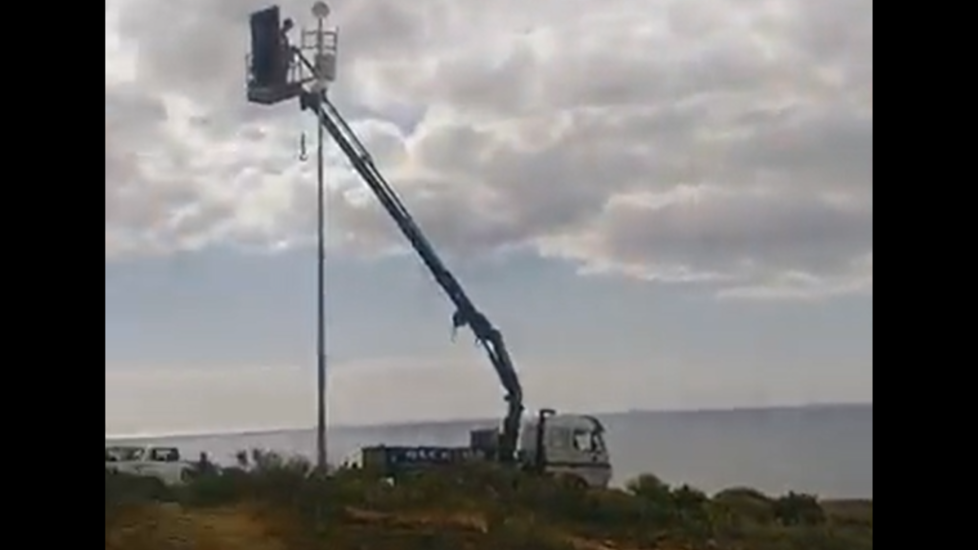 Instalación de un poste en Cuna del Alma que resulta ser una cámara./ Salvar la Tejita