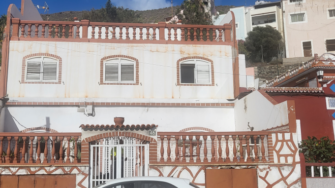 Un cerrajero procedió a cambiar la cerradura de la puerta de la entrada principal. AH Un cerrajero procedió a cambiar la cerradura de la puerta de la entrada principal. AH