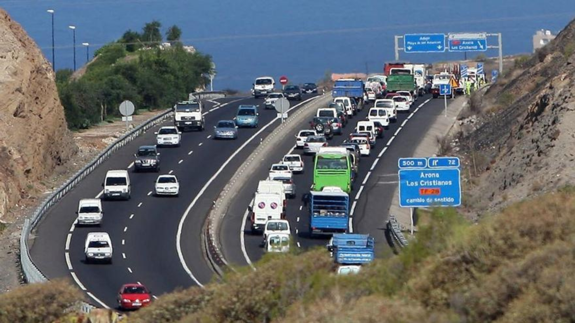 Retención en la autopista sur de Tenerife. / ARCHIVO 