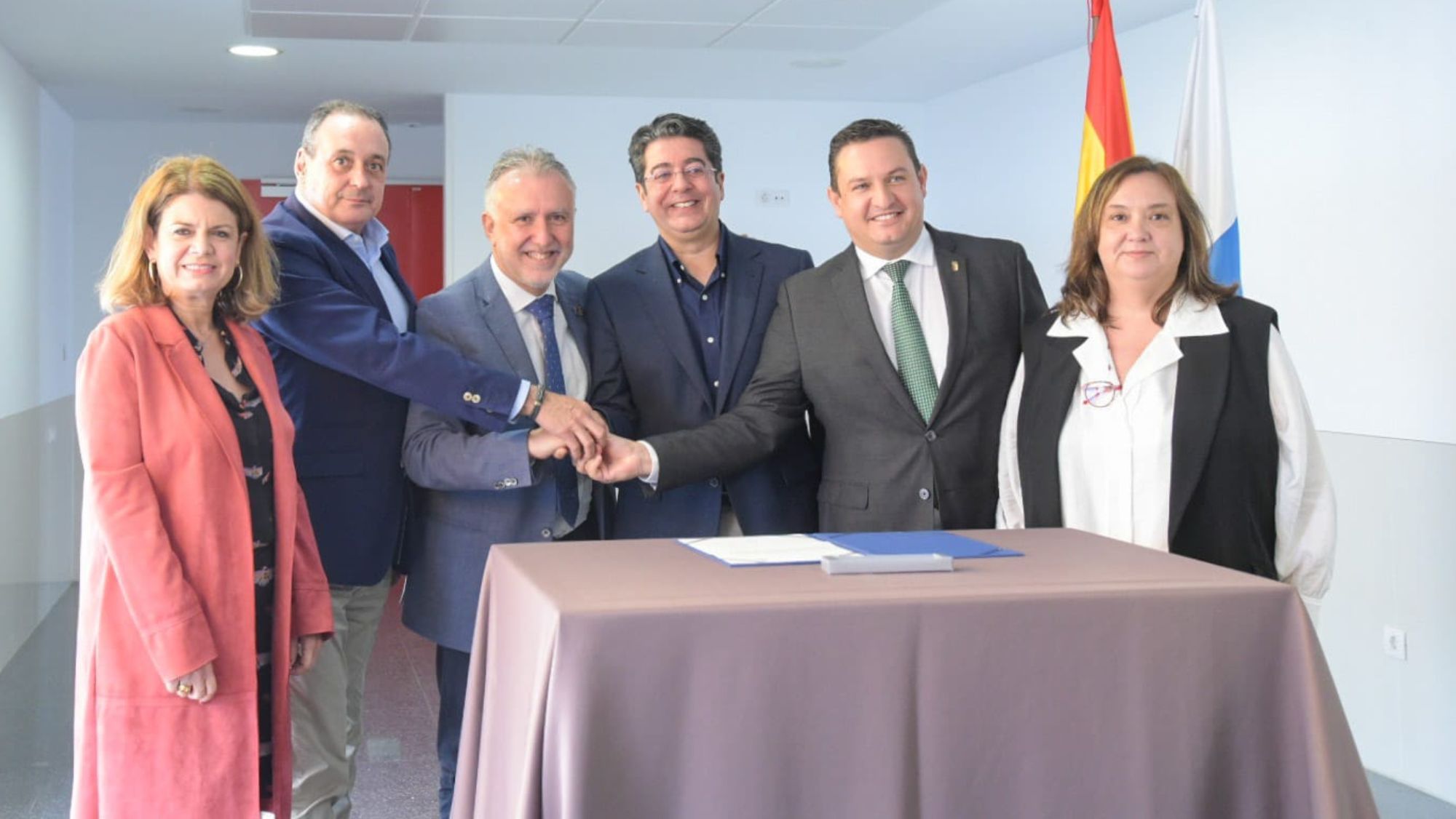 Las autoridades políticas firman el convenio que permite la ampliación del Hospital del Sur. / Cedida