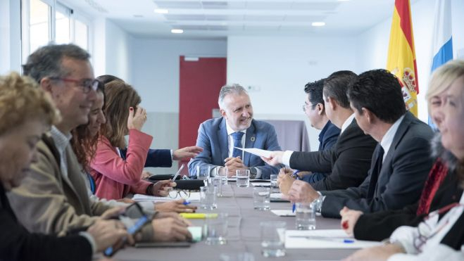 Mesa de reunión entre las personalidades políticas, encabezada por el presidente de Canarias, Ángel Víctor Torres, para la firma del convenio de colaboración. / Cedida
